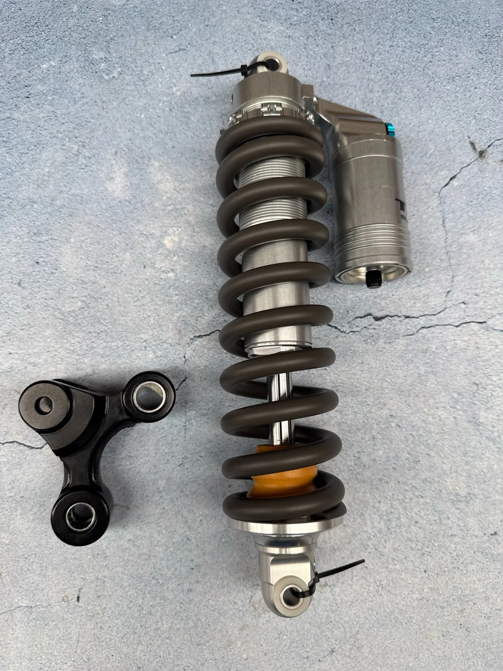 Formula rear shock absorber and linkage - Image 2